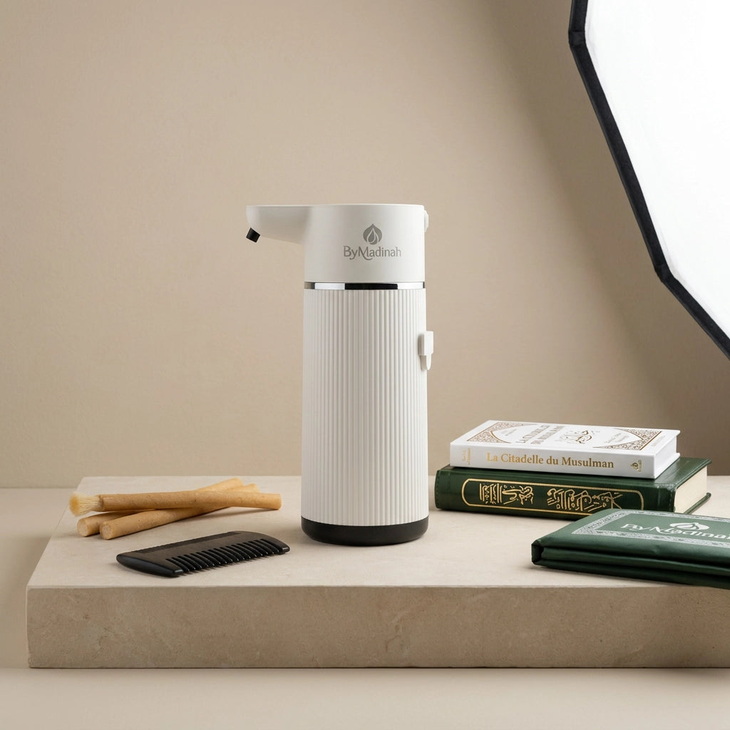 coffret Safar comprenant une brosse à barbe, un livre pocket "La citadelle du musulman", un mushaf tajwid pocket, un tapis de prière compact vert, 3 siwaks, un wuduflow (distributeur d'eau pour les ablutions).