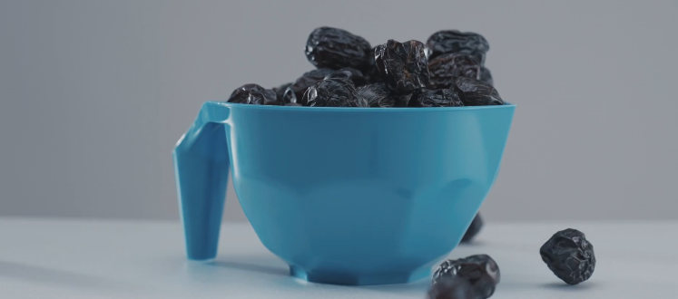 Le Mudd Bleu Fajr de By Madinah avec dattes ajwa, tiré de la Sounnah pour la barakah dans les ablutions, la zakat, la cuisine