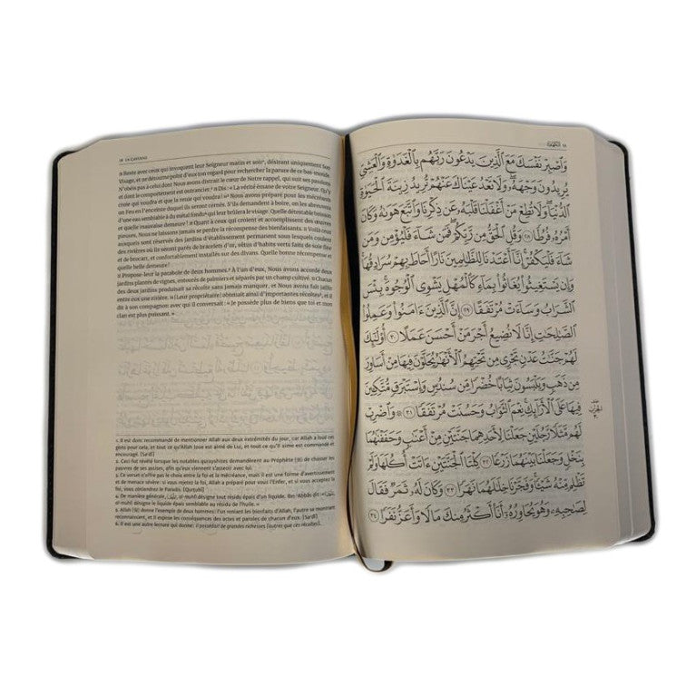Coran noir à l'horizontale avec les pages ouvertes, à droite en arabe et à gauche avec le sens et une explication sur le dessous
