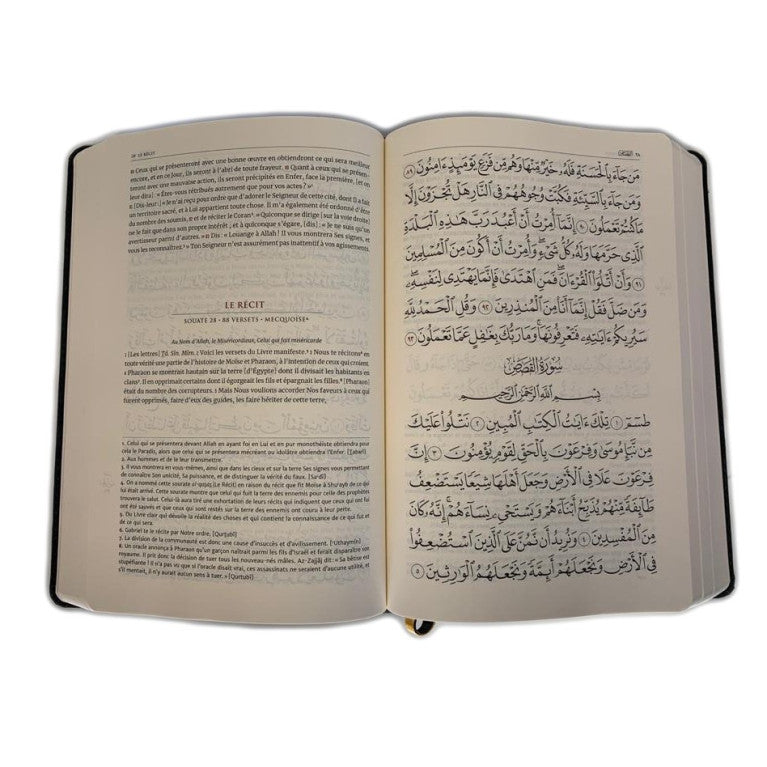 Coran noir à l'horizontale avec les pages ouvertes, à droite en arabe et à gauche avec le sens et une explication sur le dessous