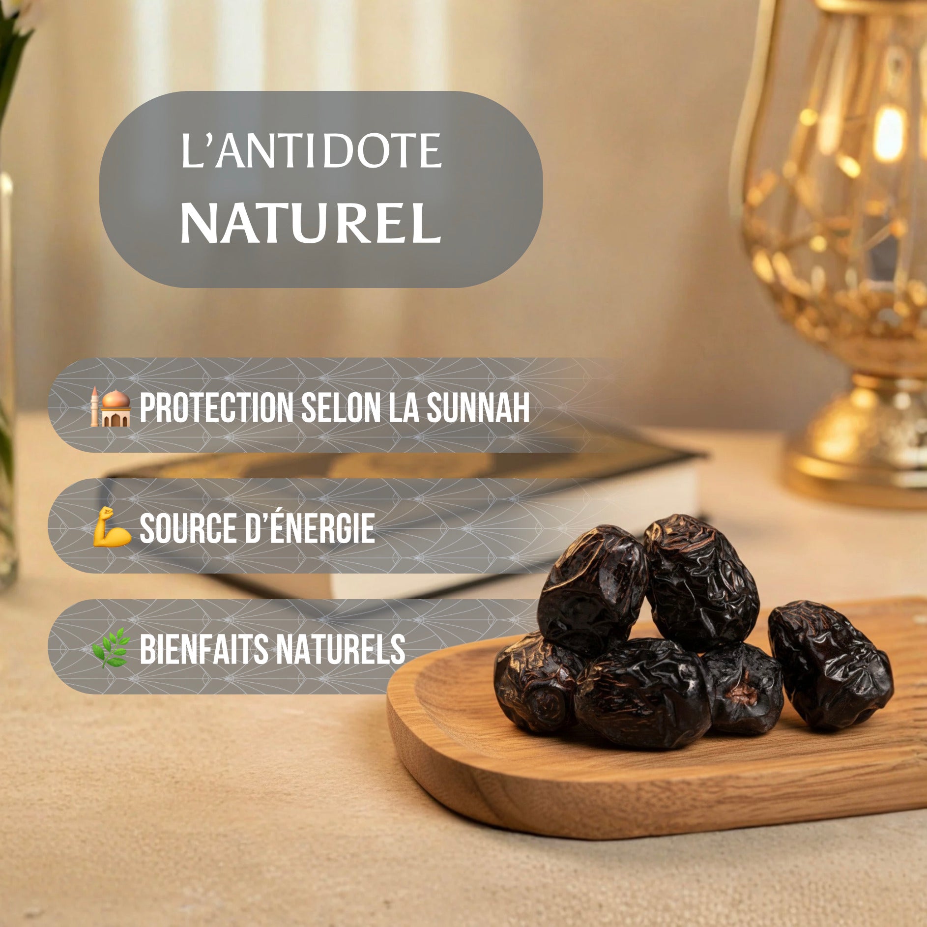 Dattes Ajwa de Médine présentées sur un plateau en bois avec un livre et une lampe décorative en arrière-plan.