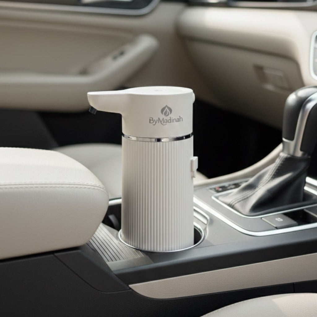 Distributeur d'eau automatique pour ablutions au design moderne blanc dans une voiture.