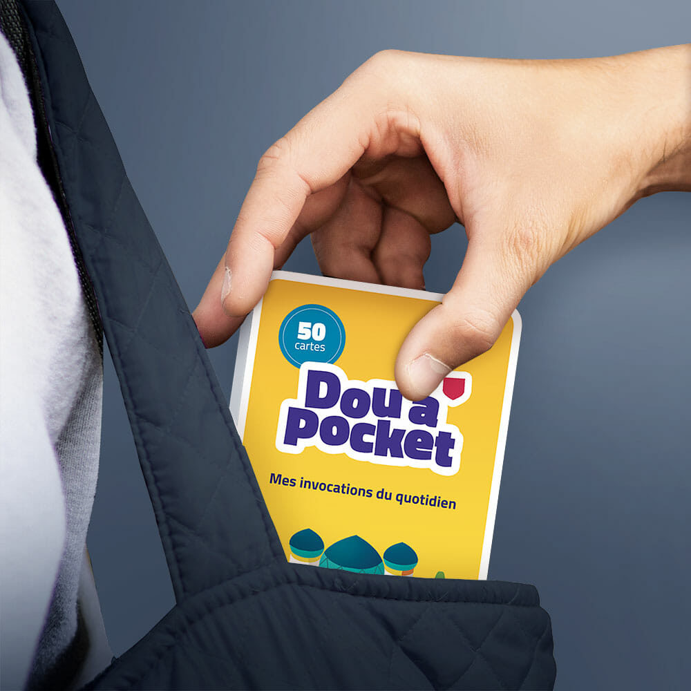 Devant du packaging de cartes d'invocations à dire au quotidien d'Educatfal en arabe français et phonétique dans un sac à main