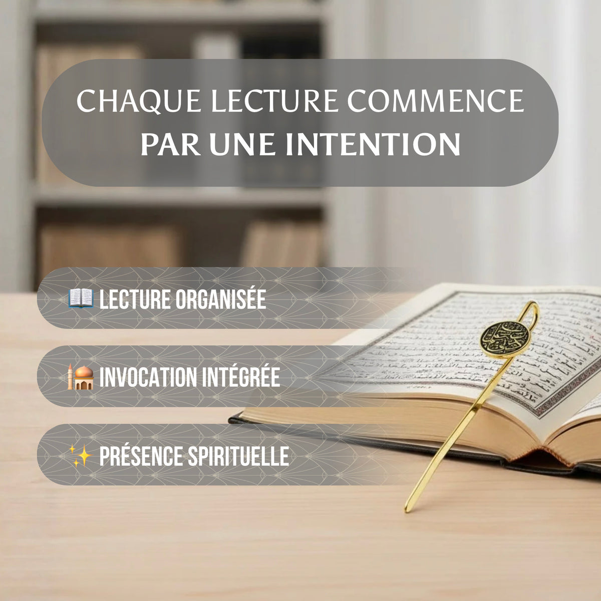 Marque-page doré élégant avec invocation intégrée posé sur un Coran ouvert, accessoire spirituel pour une lecture organisée.
