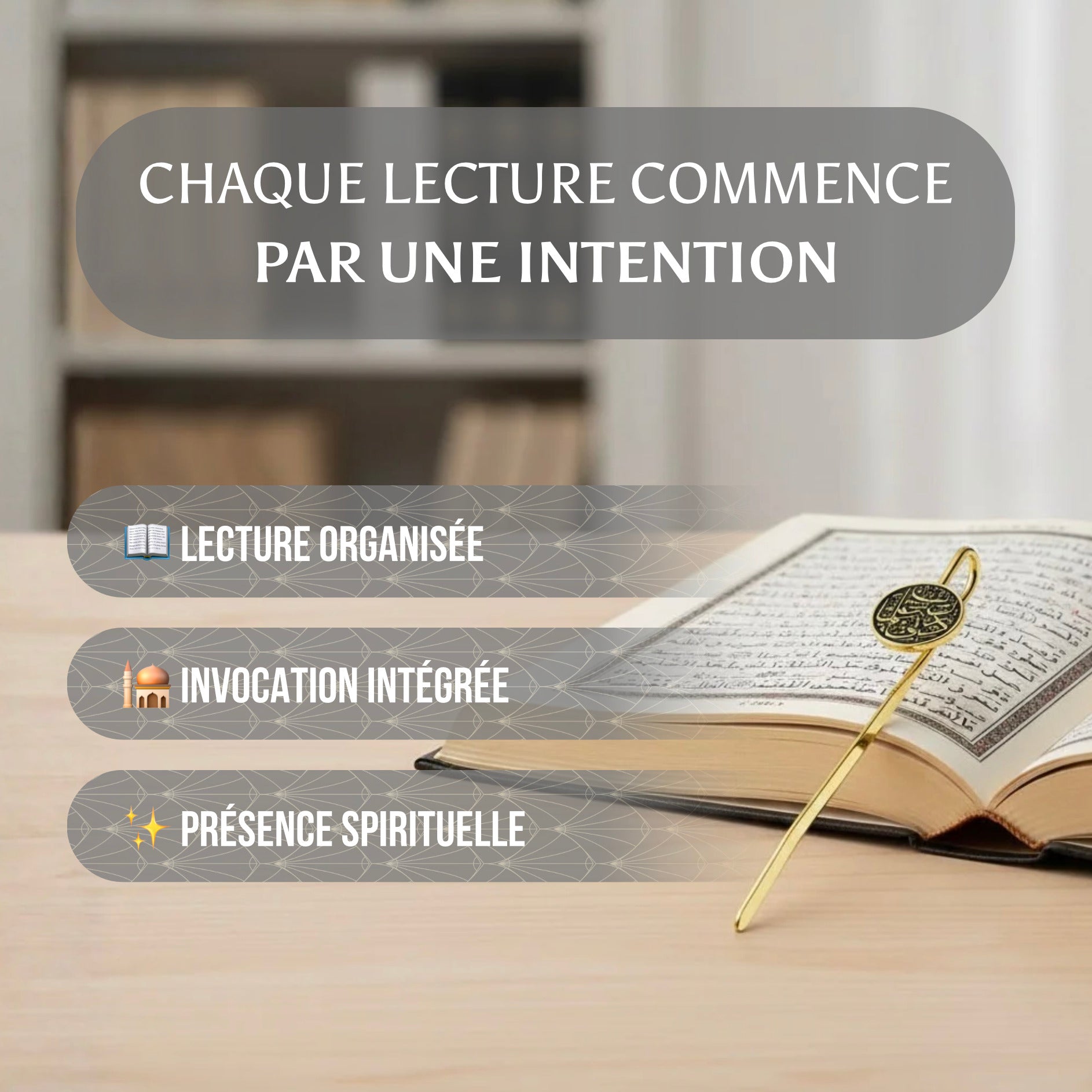 Marque-page doré élégant avec invocation intégrée posé sur un Coran ouvert, accessoire spirituel pour une lecture organisée.