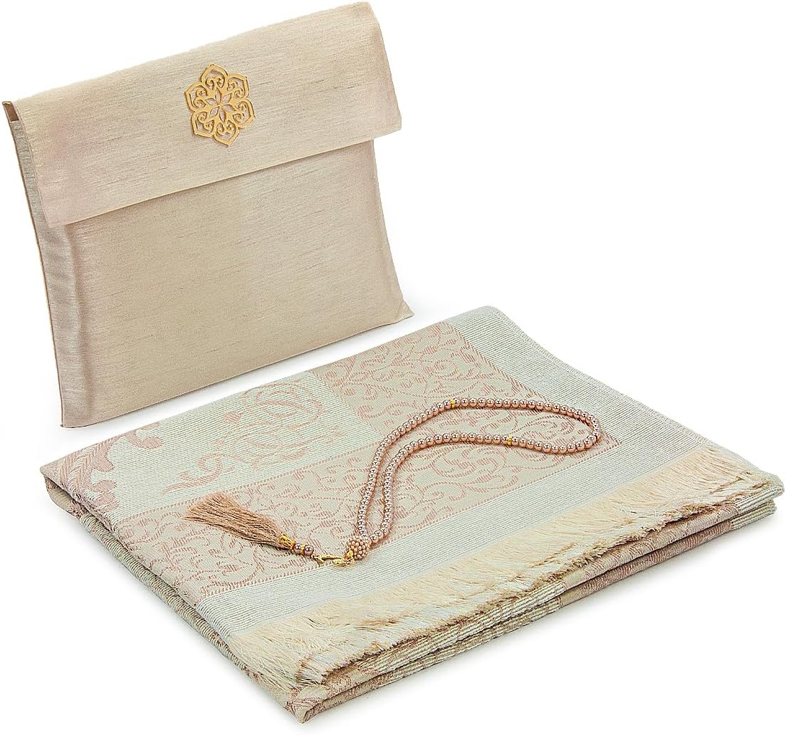 tapis de prière beige avec motif avec un tasbih et son emballage