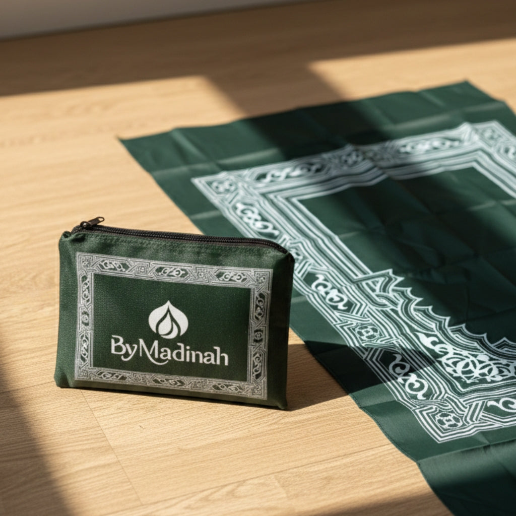Tapis de prière By Madinah au sol avec le packaging sur le côté gauche