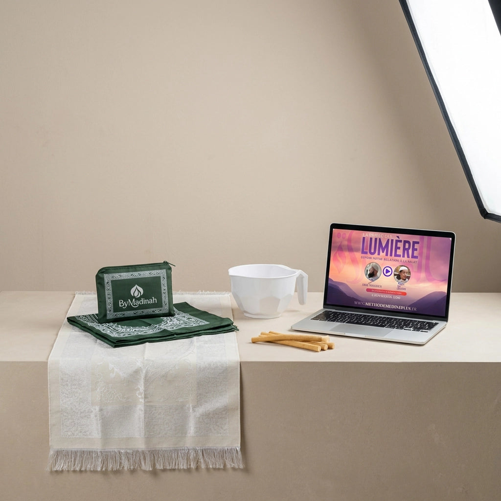 Coffret Salat comprenant un tapis de prière blanc, un Mudd, un tapis de prière compact, la formation en ligne "La prière est lumière", une horloge adhan et 3 siwaks.