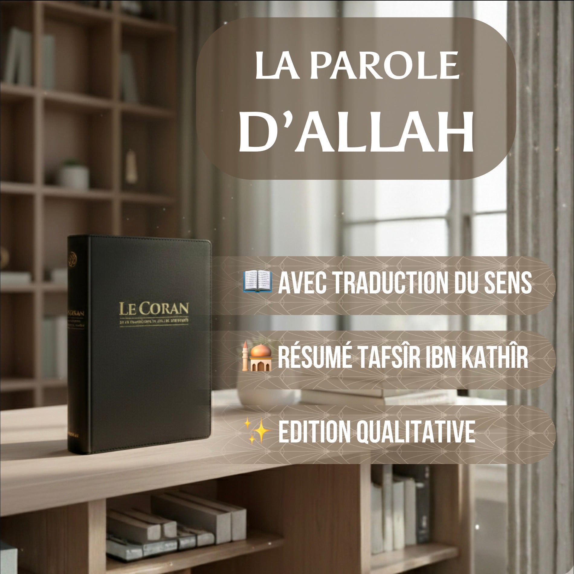 Mushraf Coran à couverture noire et dorée posé verticalement sur un bureau en bois clair, avec une bibliothèque floue en arrière-plan, les éléments marketing sont présents