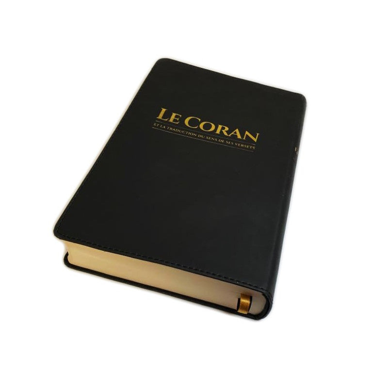 Coran noir à l'horizontale avec écritures dorées