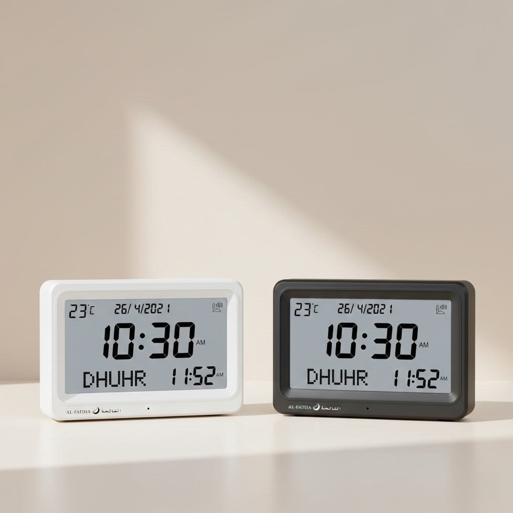 Deux horloges Adhan numériques (une blanche et une noire) affichant l'heure de la prière Dhuhr.