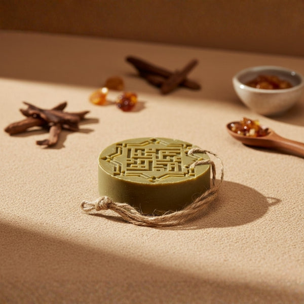 savon ambre et oud d'Alep avec décor avec du Oud et de l'ambre posé
