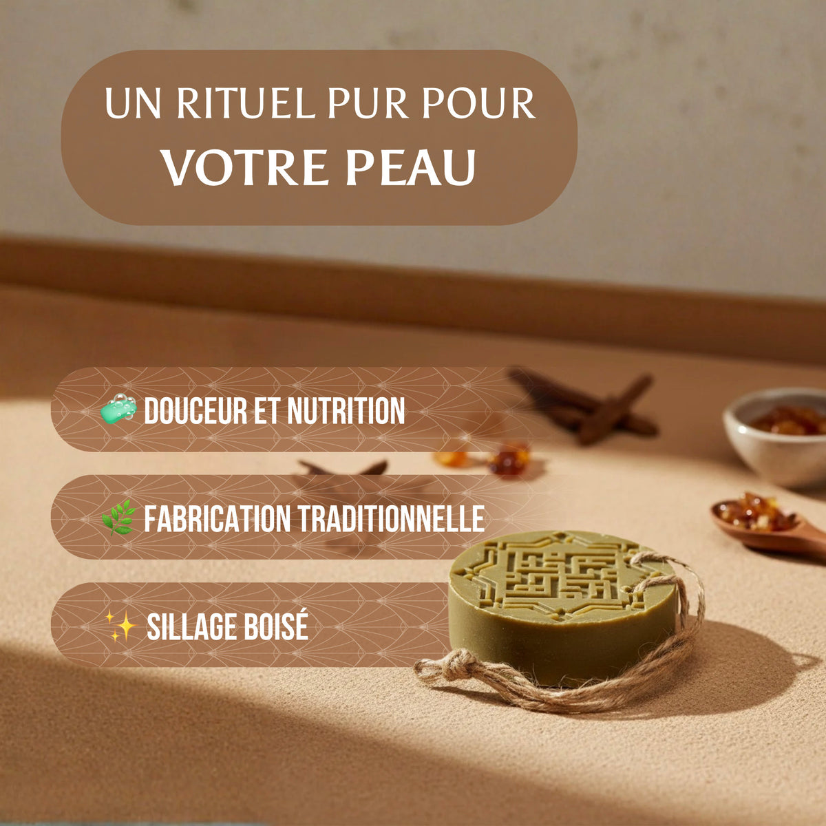 Éléments marketing du savon ambre et oud d'Alep avec décor avec du Oud et de l'ambre posé 