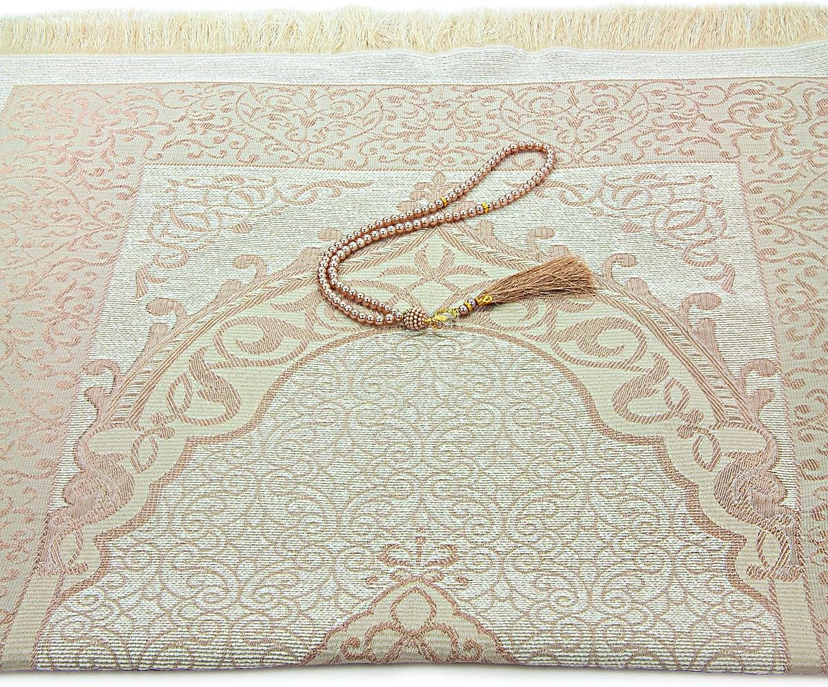 tapis de prière beige avec motif accompagné d'un tasbih