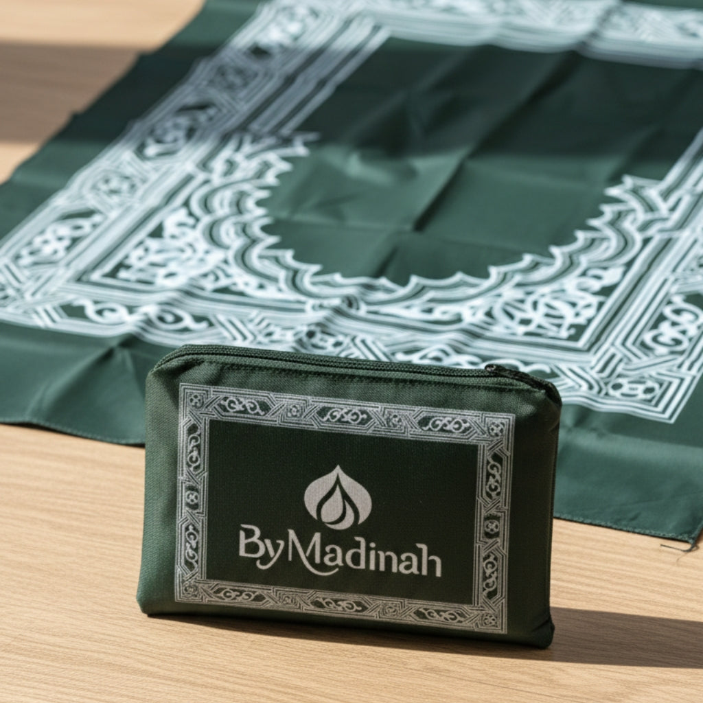 Tapis de prière By Madinah au sol avec le packaging devant